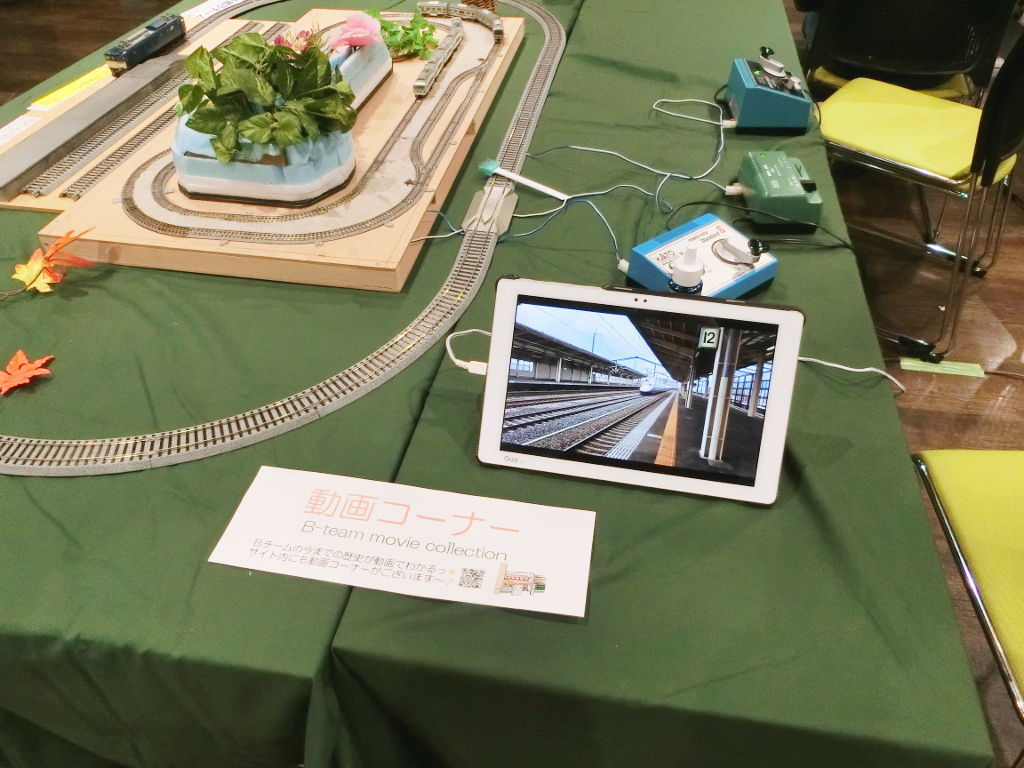 中央右側奥は「ボブ」隊員作のミニ動画コーナー 中央右側奥は「ボブ」隊員作のミニ動画コーナー