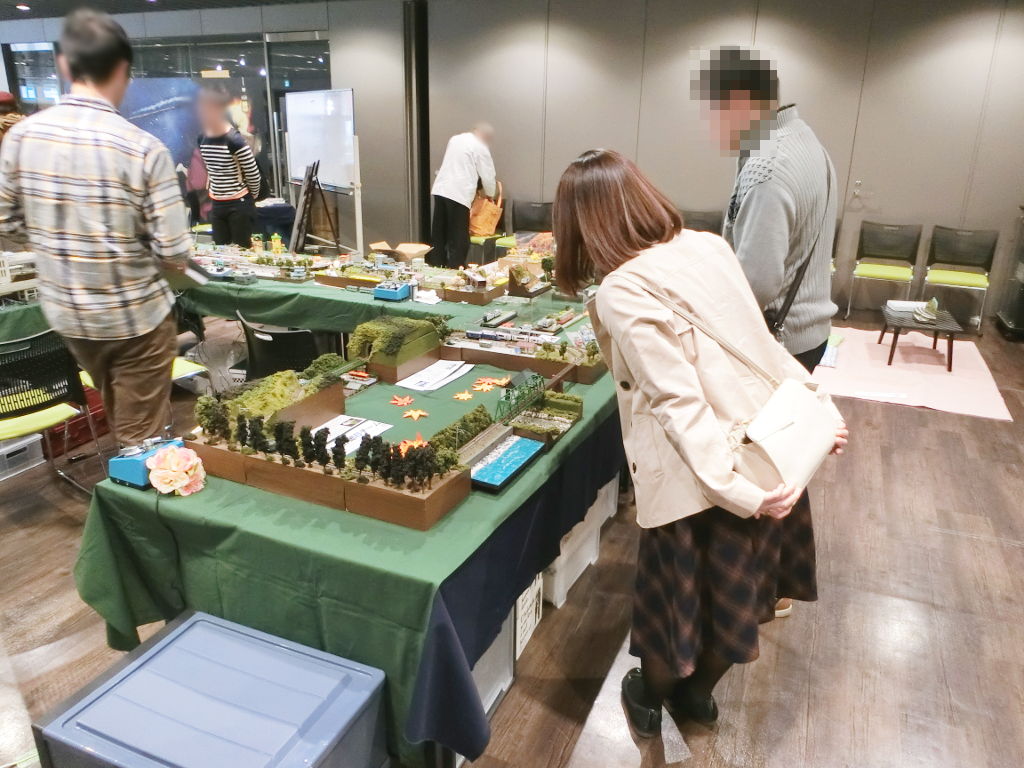 お姉さんもじっくり見入る お姉さんもじっくり見入る