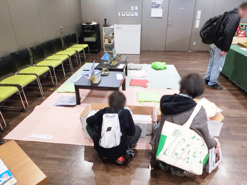 会場左側は大人気の「こたつランド」 会場左側は大人気の「こたつランド」