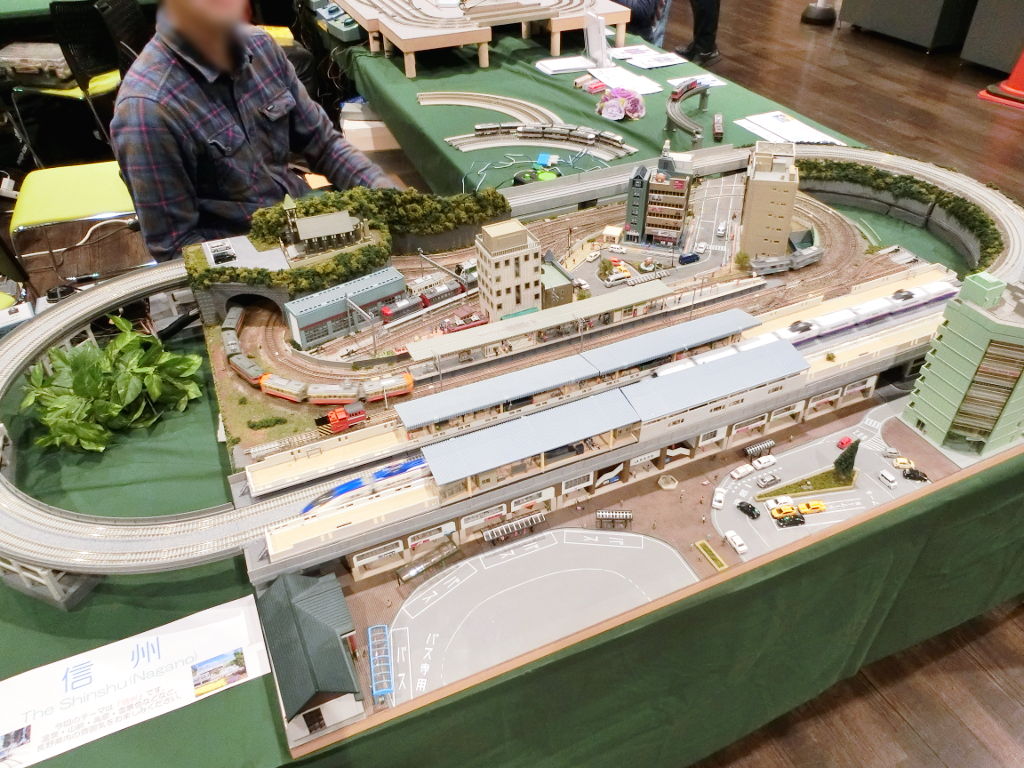 中央正面左は「ヒロ」隊員のレイアウト 中央正面左は「ヒロ」隊員のレイアウト