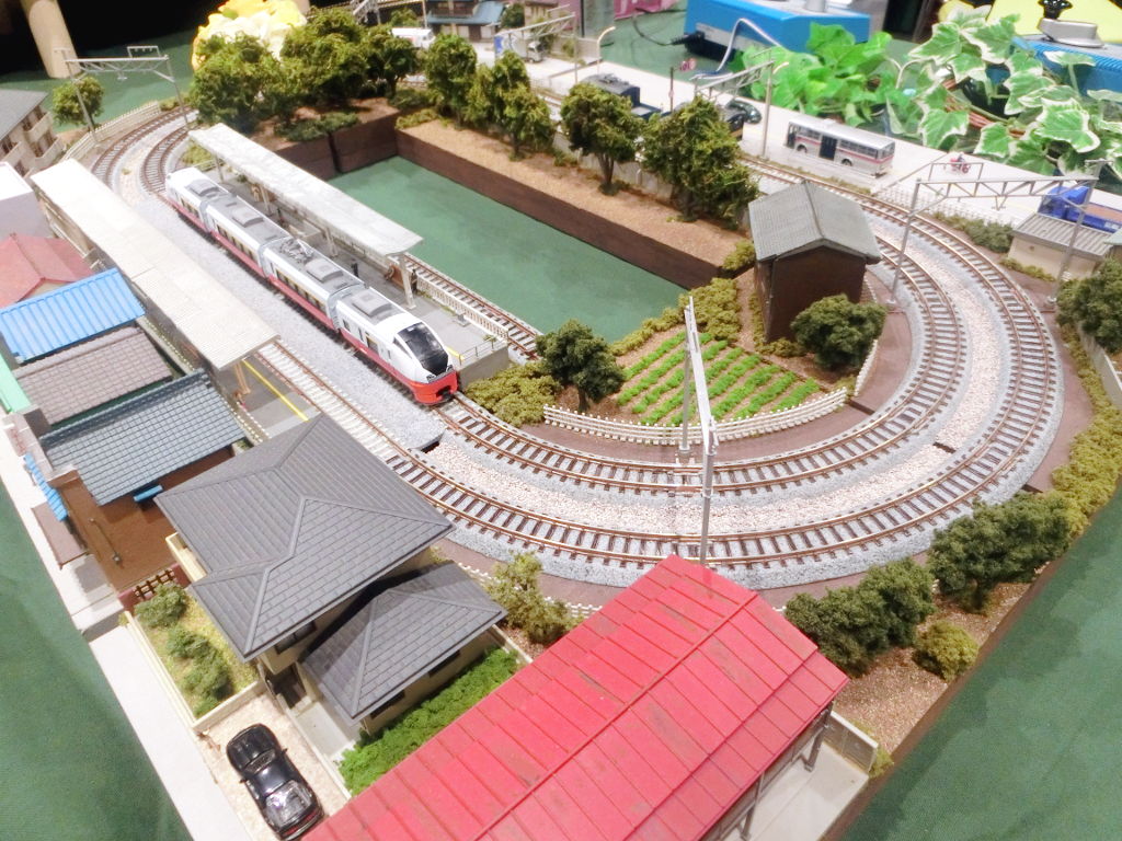 中央右側は複線モジュールレイアウトのコーナー 中央右側は複線モジュールレイアウトのコーナー