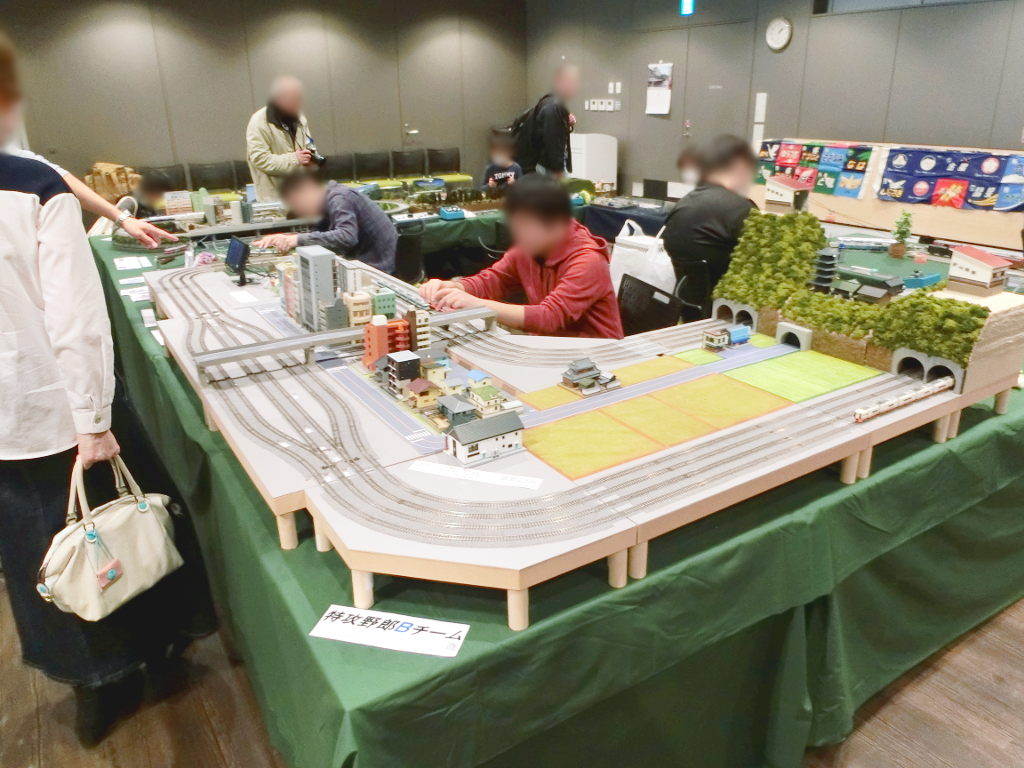 中央正面右は「湯葉」隊員の複々線レイアウト 中央正面右は「湯葉」隊員の複々線レイアウト