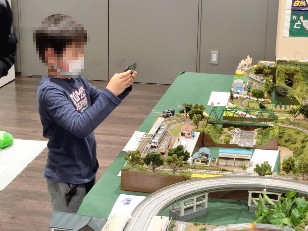 スマホで撮影するキッズ スマホで撮影するキッズ