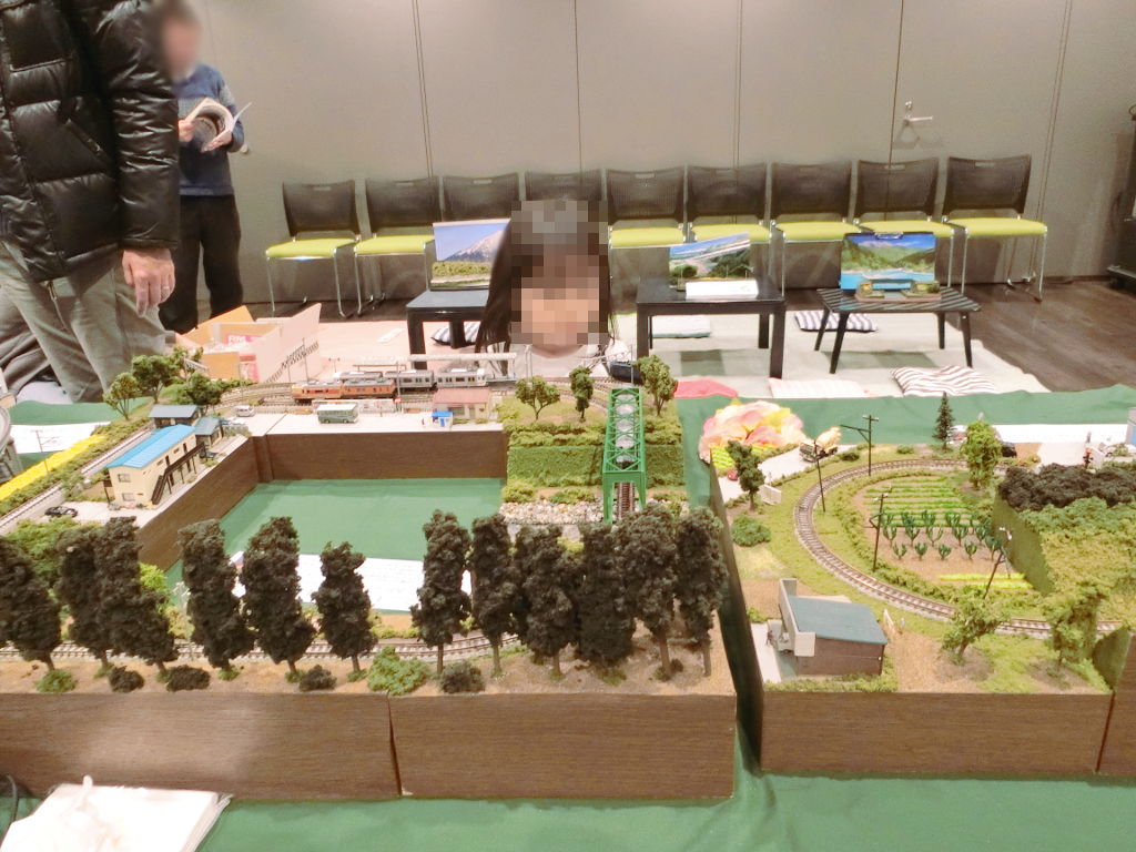 鉄橋を走る電車をじっと見つめる 鉄橋を走る電車をじっと見つめる