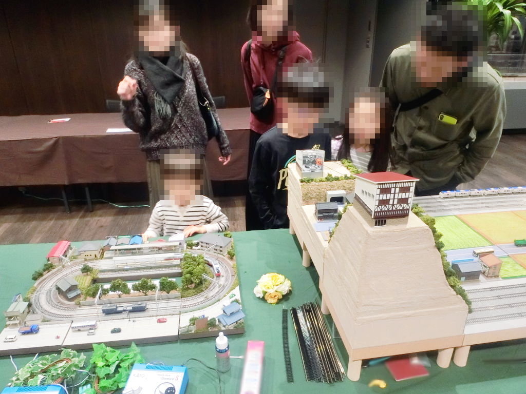 ロープウェイの仕組みに興味津々のキッズ ロープウェイの仕組みに興味津々のキッズ