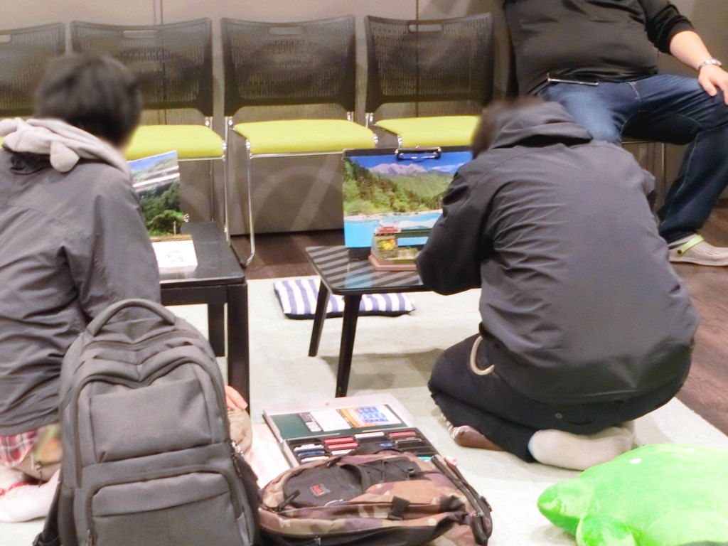 ミニ撮影スタジオで撮影するお兄さん達 ミニ撮影スタジオで撮影するお兄さん達