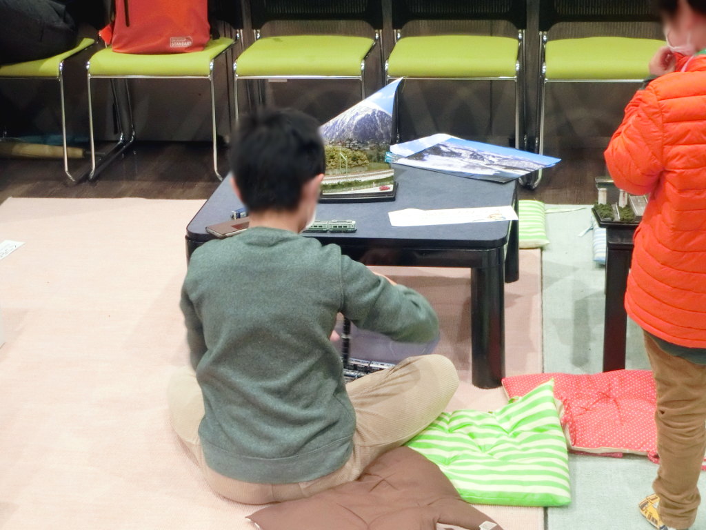 ミニ撮影スタジオで激写する「青ガエル」君 ミニ撮影スタジオで激写する「青ガエル」君