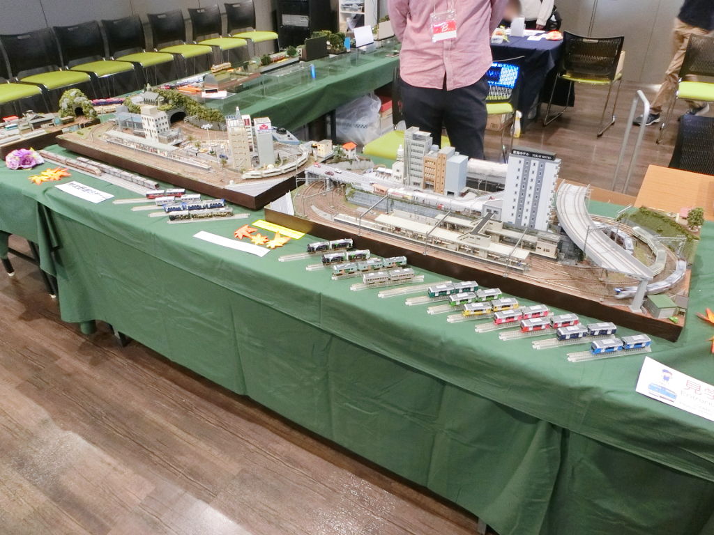 中央正面左は「ヒロ」隊員のレイアウト 中央正面左は「ヒロ」隊員のレイアウト