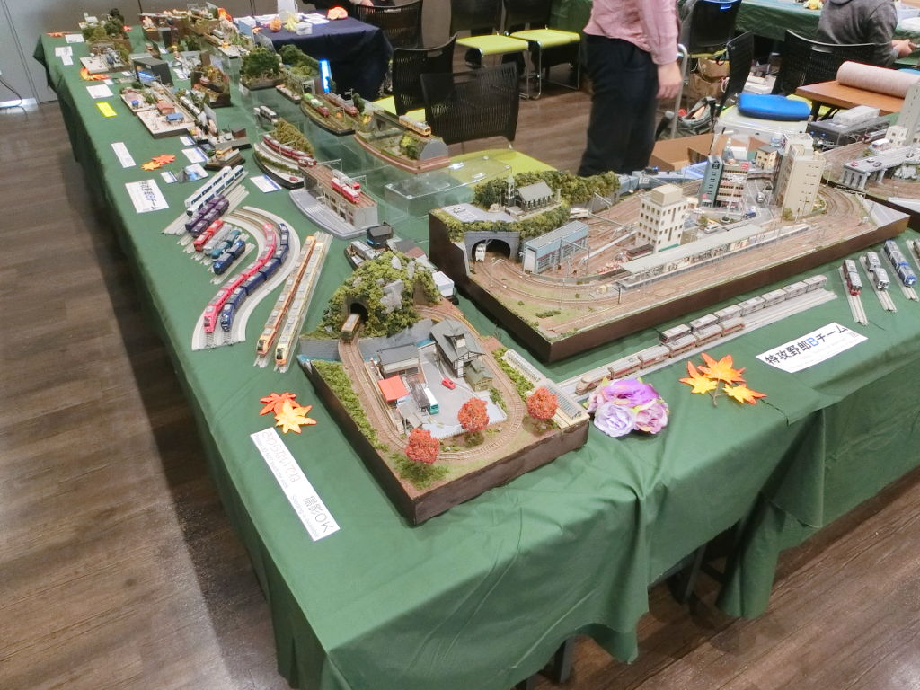 左の角は「ヒロ」隊員のミニレイアウトと改造車両群 左の角は「ヒロ」隊員のミニレイアウトと改造車両群