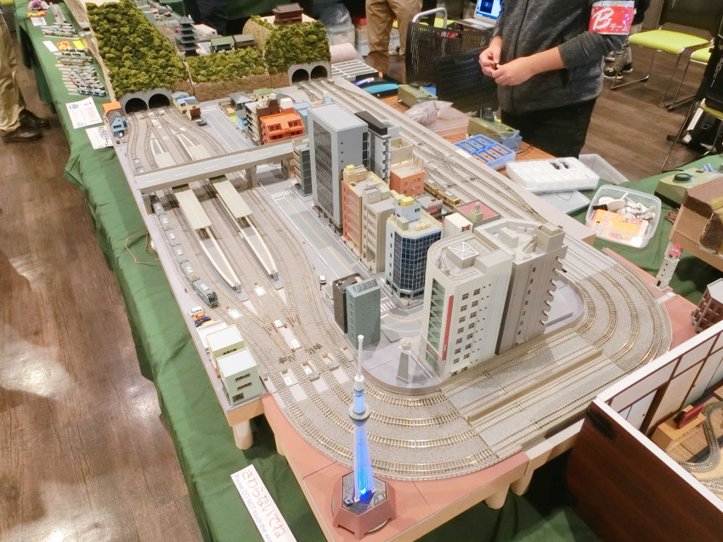 中央正面右は「湯葉」隊員の複々線レイアウト 中央正面右は「湯葉」隊員の複々線レイアウト