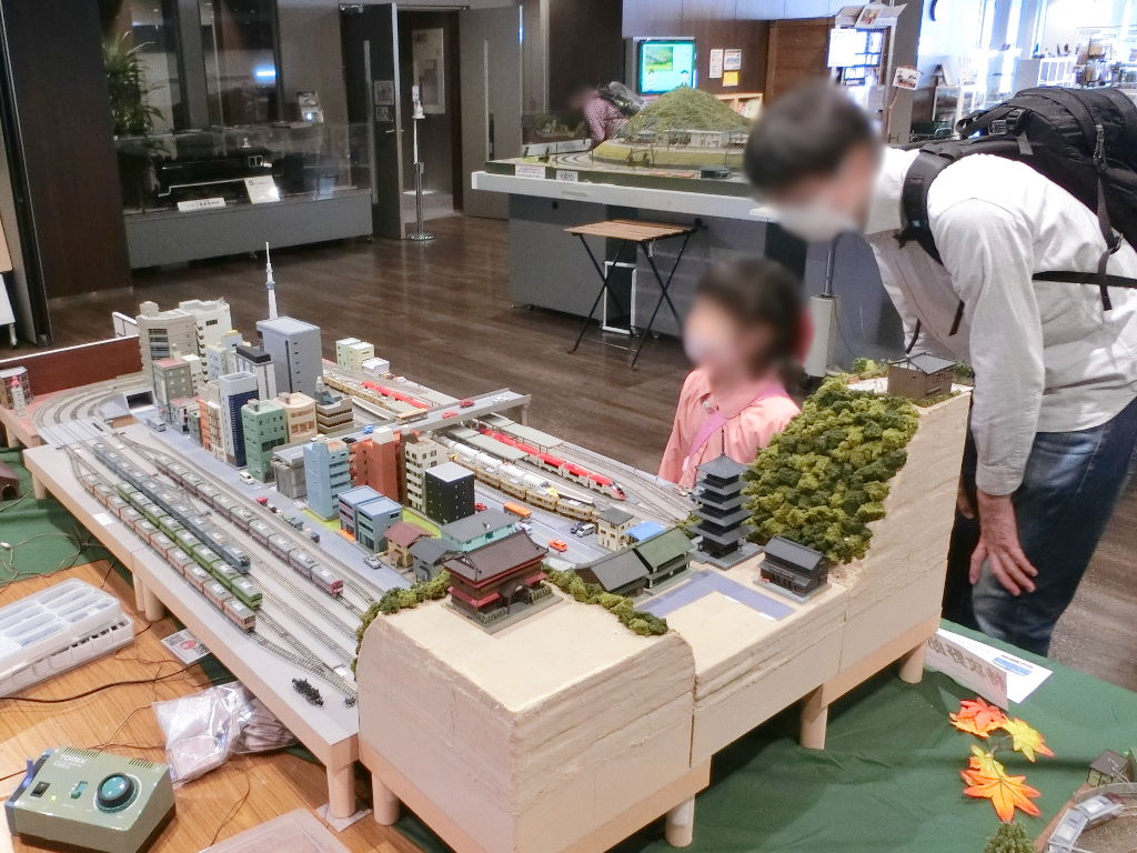 しげしげと見入るお嬢様 しげしげと見入るお嬢様