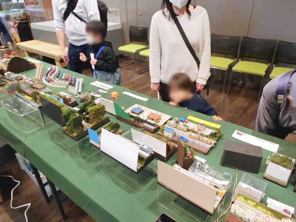 楽しそうにジオラマを眺めているキッズ 楽しそうにジオラマを眺めているキッズ