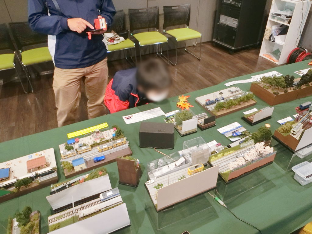 竹林の中から電車を見ているキッズ 竹林の中から電車を見ているキッズ