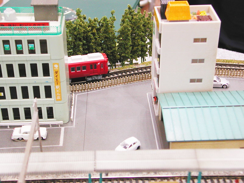 ビルと電車 ビルと電車