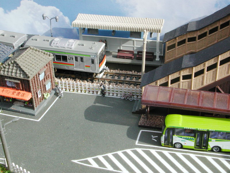 駅前とホームを望む 駅前とホームを望む