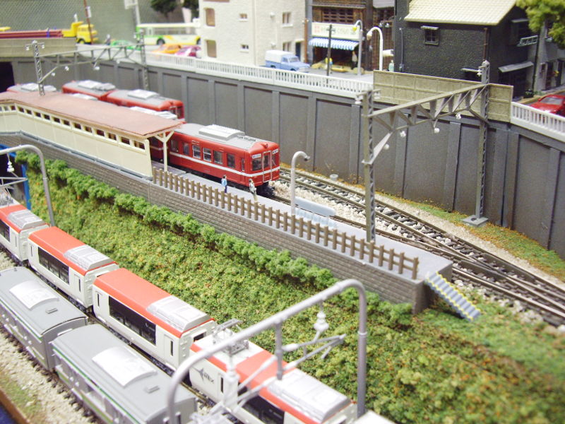 駅前とホームを望む 駅前とホームを望む