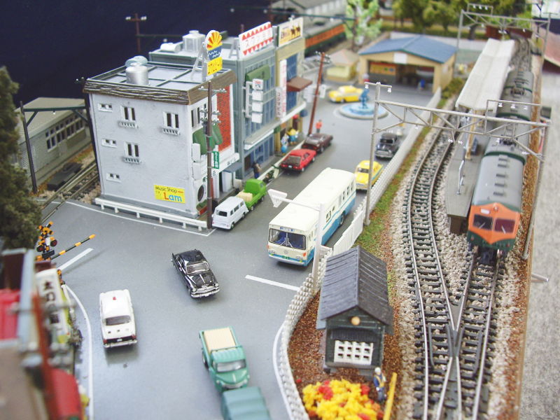 駅前とホームを望む 駅前とホームを望む