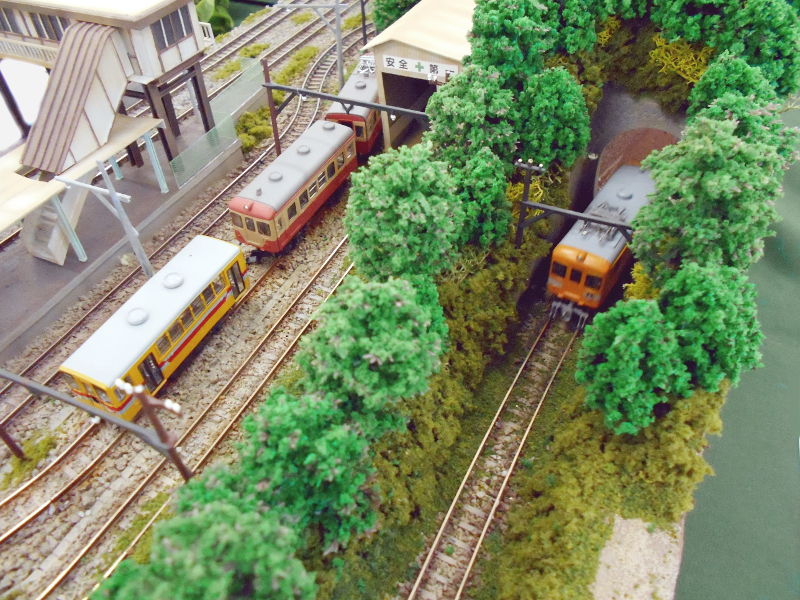 山の裏側は近江鉄道ののどかな光景が… 山の裏側は近江鉄道ののどかな光景が…